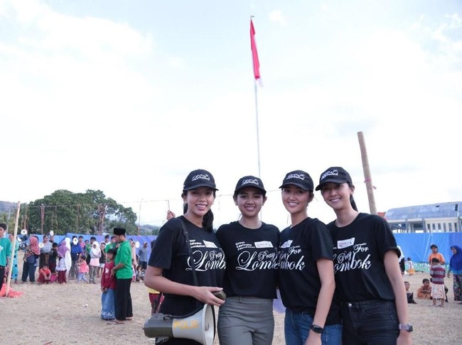 Adalah Puteri Indonesia 2018 Sinoa Fergina, Miss International 2017 Kevin Liliana, Puteri Indonesia Perdamaian 2017 Dea Rizkita, dan Puteri Indonesia Pariwisata 2014 Lily Stelita, yang menyambangi sejumlah posko pengungsian korban bencana gempa. Mereka tiba di Lombok tepat pada HUT ke-73 RI, Jumat (17/8/2018). (Foto: Dok. Yayasan Puteri Indonesia)