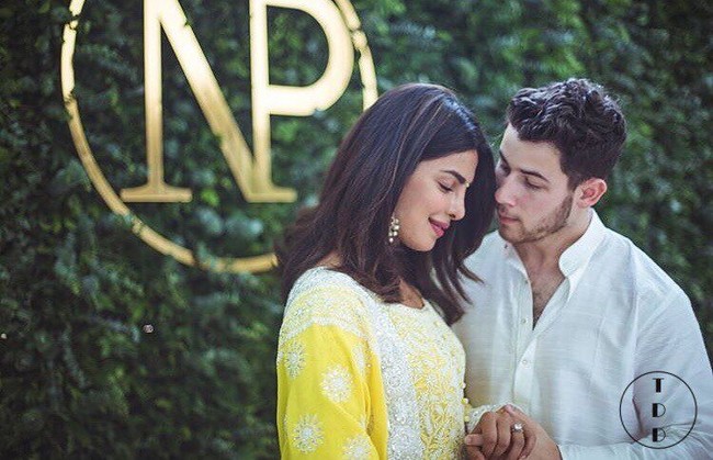 18 Agustus 2018: Nick dan Priyanka mengumumkan pertunangan mereka di Instagram. Dengan adat India, keduanya menggelar pertunangan dengan upacara Hindu.  Foto: Instagram