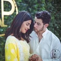 18 Agustus 2018: Nick dan Priyanka mengumumkan pertunangan mereka di Instagram. Dengan adat India, keduanya menggelar pertunangan dengan upacara Hindu.  Foto: Instagram