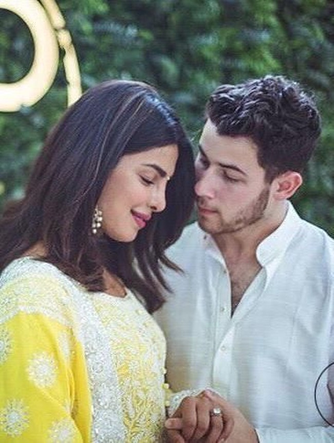 Usia yang terpaut jauh (Priyanka 10 tahun lebih tua dari Nick), bukan penghalang cinta mereka. Setelah beberapa bulan berpacaran, sejoli ini melangsungkan pertunangan di Mumbai, India. Seremoni digelar sesuai adat istiadat India. (Foto: Instagram)