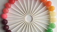 Akun instagram Hillman sudah diikuti lebih dari 271 ribu netizen. Semua terkesima dengan hasil seni Hillman padahal media yang digunakan termasuk simpel, seperti permen lollipop ini misalnya. Foto: Instagram @witenry
