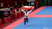 Emas pertama Indonesia disumbangkan atlet taekwond, Defia Rosmaniar, di nomor pomsae tunggal putri. Defia tampak begitu gembira merayakan kemenangan atas wakil Iran. (Grandyos Zafna/detikSport)