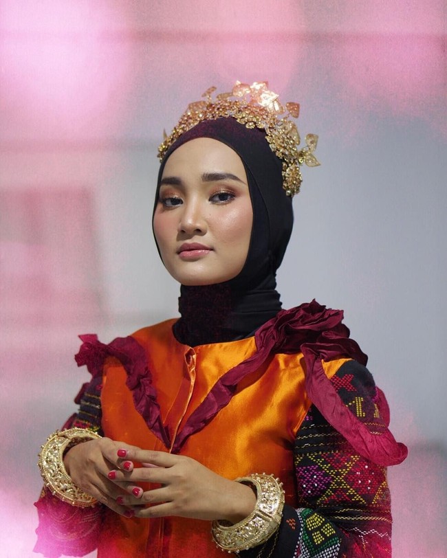 Fatin pun tampil memukau dengan kostum dari Didi Budiardjo dan headpiece karya Rinaldy A. Yunardi. (Foto: Instagram)