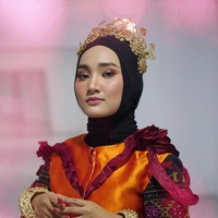 Fatin pun tampil memukau dengan kostum dari Didi Budiardjo dan headpiece karya Rinaldy A. Yunardi. (Foto: Instagram)