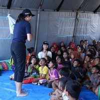 Sejumlah daerah yang mereka sambangi di antaranya Lombok Barat, Lombok, hingga Lombok Timur. Selain menyerahkan bantuan, tim Puteri Indonesia yang didampingi tim relawan dari Green Edelweiss Foundation juga memberikan trauma healing, pengobatan dan pemeriksaan kesehatan. (Foto: Dok. Yayasan Puteri Indonesia)
