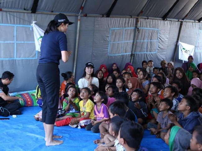 Sejumlah daerah yang mereka sambangi di antaranya Lombok Barat, Lombok, hingga Lombok Timur. Selain menyerahkan bantuan, tim Puteri Indonesia yang didampingi tim relawan dari Green Edelweiss Foundation juga memberikan trauma healing, pengobatan dan pemeriksaan kesehatan. (Foto: Dok. Yayasan Puteri Indonesia)
