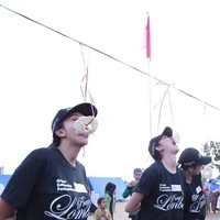 Tak hanya itu, para perempuan cantik ini juga ikut serta dalam lomba makan kerupuk di pengungsian yang digelar untuk merayakan Hari Kemerdekaan RI. Para pengungsi pun antusias melihat aksi mereka. (Foto: Dok. Yayasan Puteri Indonesia)