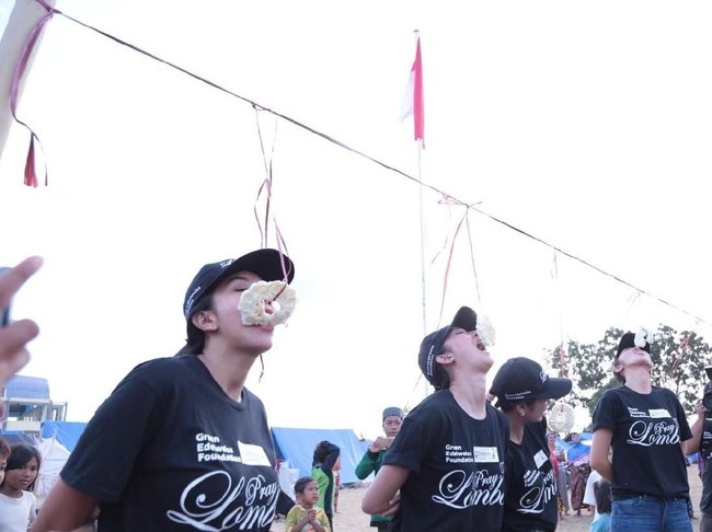 Tak hanya itu, para perempuan cantik ini juga ikut serta dalam lomba makan kerupuk di pengungsian yang digelar untuk merayakan Hari Kemerdekaan RI. Para pengungsi pun antusias melihat aksi mereka. (Foto: Dok. Yayasan Puteri Indonesia)