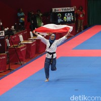 Sebuah prestasi dari atlet Indonesia baru saja terukir di cabang taekwondo Asian Games 2018, Minggu (19/8/2018). Hijabers Defia Rosmaniar berhasil menyumbangkan emas perdana untuk Indonesia (Foto: Grandyos Zafna/detikSport)