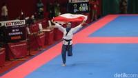 Defia Rosmaniar menjadi peraih emas pertama untuk Indonesia di Asian Games 2018. (Grandyos Zafna/detikSport)