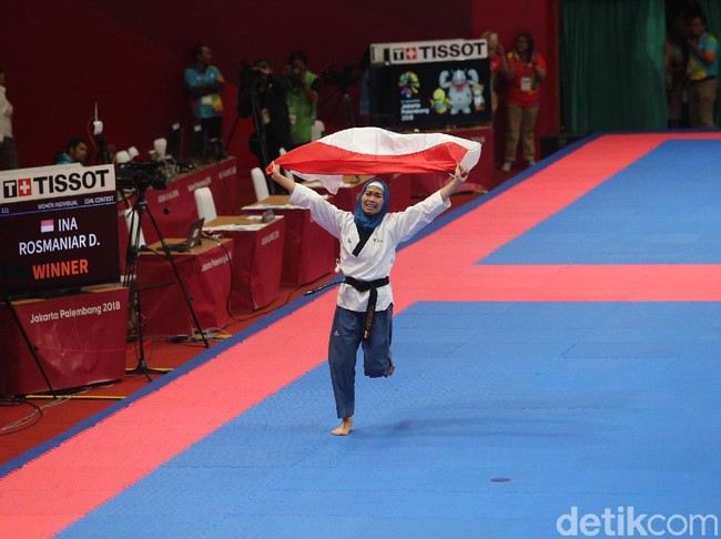 Sebuah prestasi dari atlet Indonesia baru saja terukir di cabang taekwondo Asian Games 2018, Minggu (19/8/2018). Hijabers Defia Rosmaniar berhasil menyumbangkan emas perdana untuk Indonesia (Foto: Grandyos Zafna/detikSport)
