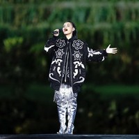 Citra Scholastika menunjukkan sisi roknya dengan busana serba hitam bergaya edgy dari Padel Official. Tampak motif etnik turut menghiasi oversized jacket yang membungkus tubuh mungil jebolan Indonesian Idol itu. Ia juga memaksimalkan gayanya dengan boots silver metalik dari Ed-Jeh. (Foto: Getty Images)