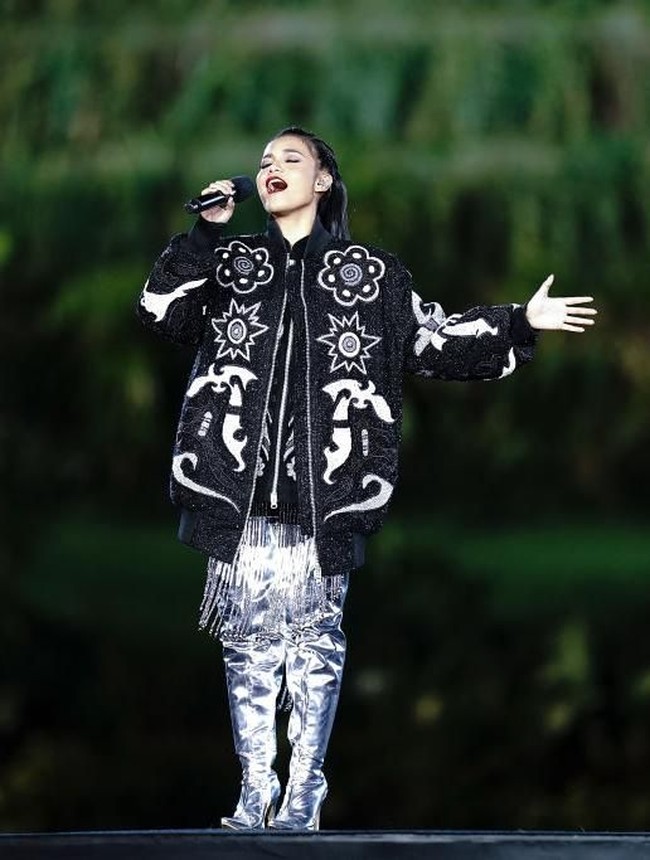 Citra Scholastika menunjukkan sisi roknya dengan busana serba hitam bergaya edgy dari Padel Official. Tampak motif etnik turut menghiasi oversized jacket yang membungkus tubuh mungil jebolan Indonesian Idol itu. Ia juga memaksimalkan gayanya dengan boots silver metalik dari Ed-Jeh. (Foto: Getty Images)