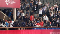 Setelah menjadi juara, Defia sempat datang menghampiri Presiden RI Jokowi yang menyaksikan sejak awal laga final itu. Atlet asal Bogor tersebut bangga bukan main.
