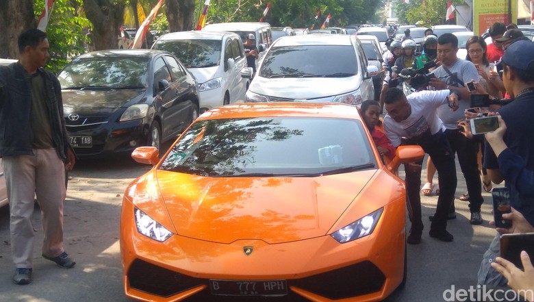 Semringahnya Joni Pemanjat Tiang Saat Diajak Naik Lamborghini