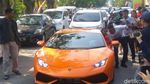 Gaya Joni Pemanjat Tiang Pegang Duit dari Hotman di Lamborghini