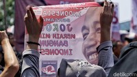 Warga melakukan deklarasi dukungan kepada Jokowi sebagai calon presiden periode 2019-2024.