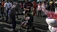 Spiderman tampak berjalan-jalan di Car Free Day dan menyapa anak-anak yang hadir di CFD.