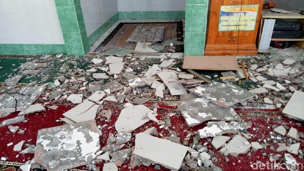 Dampak Gempa 6,5 SR: Masjid Rusak, Longsor di Kaki Rinjani
