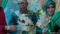 Acara resepsi juga mempersembahkan beragam tradisi adat budaya. Di antaranya, sejumlah gadis dayang-dayang cantik berpakaian baju adat baju bodi dengan membawa payung bermodel pernik hiasan. (Zul-detik)