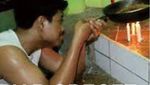 Kocak! Pakai Jas Hujan hingga Helm, Begini Jadinya Kalau Cowok Masak
