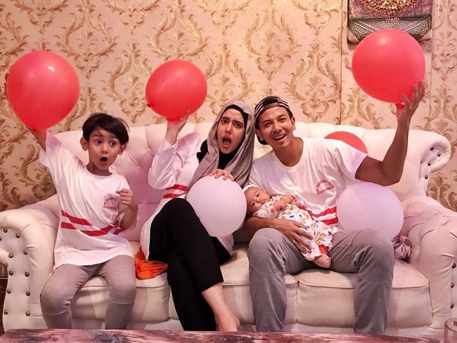 Fairuz A. Rafiq tampil kompak dengan keluarganya. Mereka memakai kaos putih dengan garis merah. Namun, ia menyisipkan warna netral nan gelap seperti hitam dan abu agar tak terlihat terlalu menonjol. (Foto: Instagram)