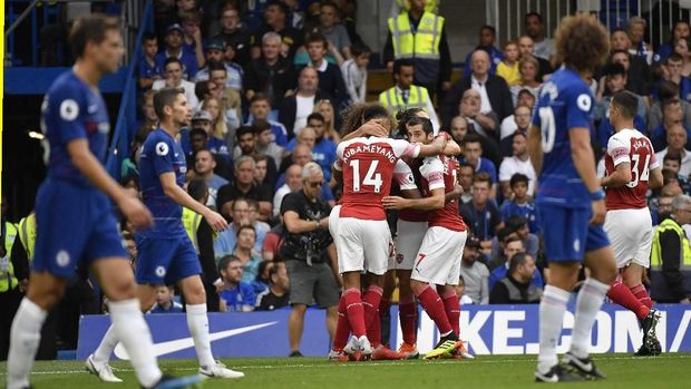 Chelsea dan Arsenal bersaing masuk zona Liga Champions.