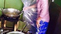 Untuk melindungi cipratan minyak panas, pria yang satu ini pilih membungkus dirinya dengan plastik besar. Foto: Istimewa