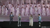 Segemn tersebut ditutup dengan penampilan sejumlah artis papan atas Indonesia. Mereka adalah Rian Dmasiv, Ariel Noah, Sheryl Sheinafia dan Cakra Khan