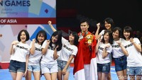 Merayakan kemenangan dan medali pertama Indonesia JKT 48 pun tak ingin ketinggalan berfoto bersama Xavier.