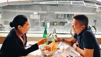  Heart adalah istri politikus Francis Escudero. Kala liburan di Hong Kong, mereka makan romantis bersama. Foto: Instagram iamhearte