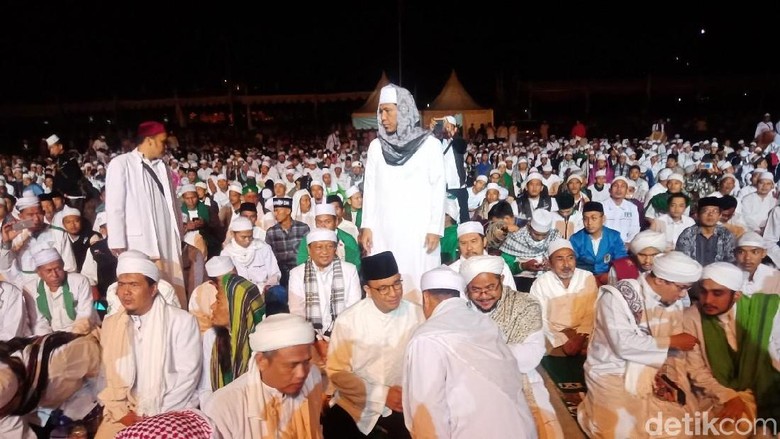 Anies Hadiri Milad FPI ke-20, Ikut Salat Subuh Berjemaah Anies Hadiri Milad FPI ke-20, Ikut Salat Subuh Berjemaah