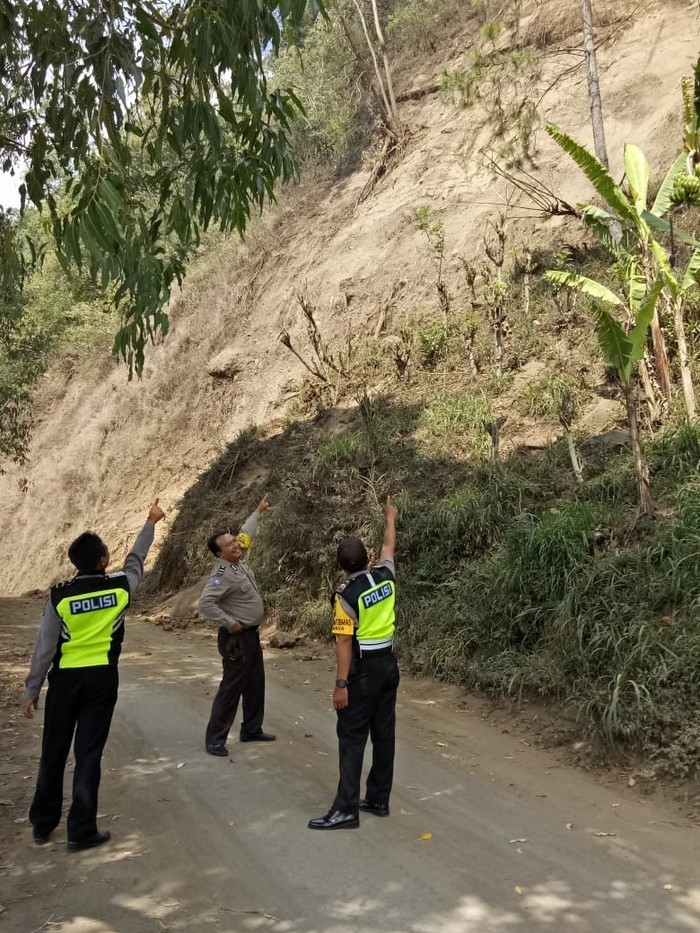 Tebing di Gunung Abang longsor