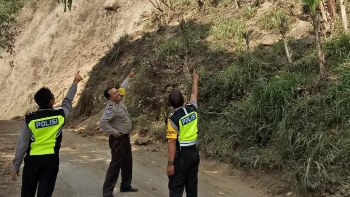 Tebing di Gunung Abang longsor