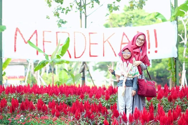 Putri Abdullah Gymnastiar, Ghaida Tsurayya memilih hijab segi empat merah yang lebar untuk merayakan Hari Kemerdekaan. Ia tampak mengenakan busana abu-abu muda hingga masih sesuai dengan tema Hari Kemerdekaan. (Foto: Instagram)