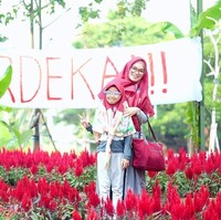 Putri Abdullah Gymnastiar, Ghaida Tsurayya memilih hijab segi empat merah yang lebar untuk merayakan Hari Kemerdekaan. Ia tampak mengenakan busana abu-abu muda hingga masih sesuai dengan tema Hari Kemerdekaan. (Foto: Instagram)