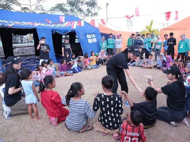 Begini aksi para jawara Puteri Indonesia dan relawan saat menghibur anak-anak korban gempa Lombok dengan permainan. (Foto: Dok. Yayasan Puteri Indonesia)