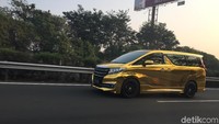 Mobil Toyota Alphard berkelir emas ini terlihat di jalanan Jakarta. Seluruh bodi mobil diberi sentuhan emas, sepertinya menggunakan stiker. Foto: Istimewa