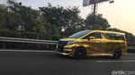 Wah Ada Alphard Emas di Jalanan Jakarta