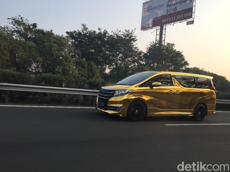 Wah Ada Alphard Emas di Jalanan Jakarta