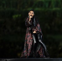 Busana rancangan Ivan Gunawan yang berhiaskan motif tenun gringsing menjadi pilihan pedangdut Evi Masamba. Busana tersebut hadir dengan celana kulit dan coat panjang berekor nan dramatis yang menyapu lantai. (Foto: Getty Images)