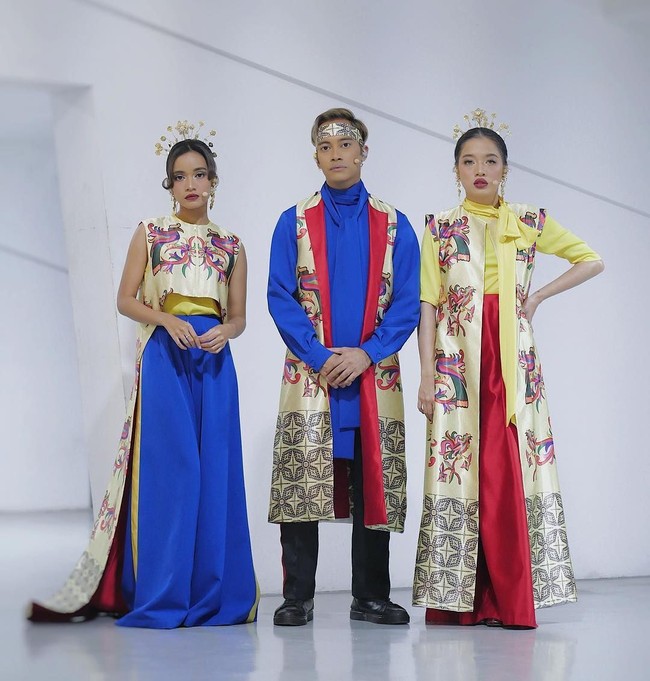 Busana bermotif entik dalam nuansa color-blocking membungkus tubuh trio Gamaliel Audrey Cantika (GAC). Busana tersebut juga rancangan Didi Budiardjo. (Foto: Instagram)