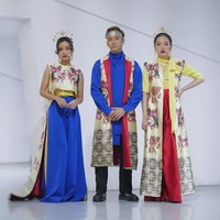Busana bermotif entik dalam nuansa color-blocking membungkus tubuh trio Gamaliel Audrey Cantika (GAC). Busana tersebut juga rancangan Didi Budiardjo. (Foto: Instagram)
