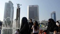 Sejumlah warga beraktivitas di car free day Bundaran Hotel Indonesia, Jakarta Pusat, Minggu (19/8/2018).