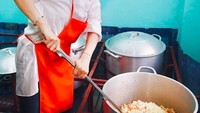 Ikut dalam kegiatan sosial, Heart coba memasak di dapur umum. Wah, nggak hanya pamer kehidupan mewah, ia juga berjiwa sosial. Foto: Instagram iamhearte