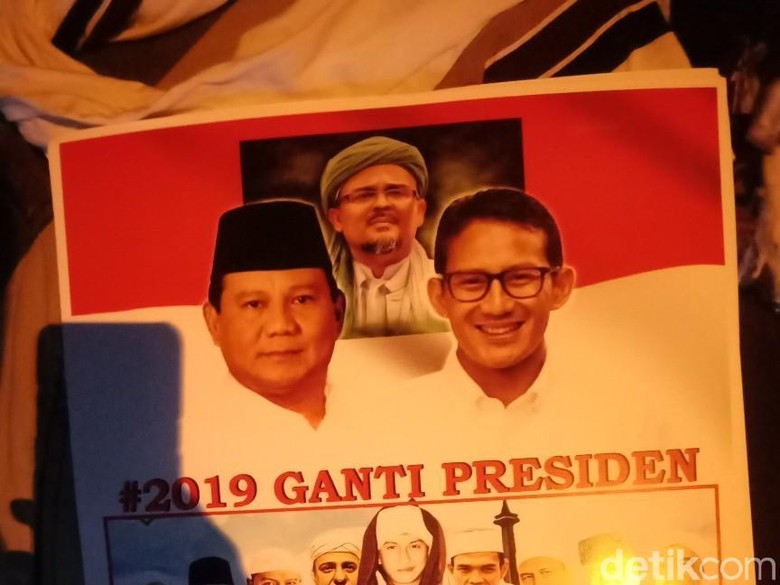 Kalender Prabowo-Sandiaga Dijual di Lokasi Milad FPI ke-20 Kalender Prabowo-Sandiaga Dijual di Lokasi Milad FPI ke-20