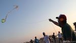 Foto: Saat Layang-layang Hiasi Langit Pantai di Makassar
