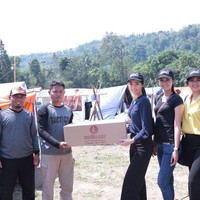 Tentunya mereka tidak datang dengan tangan hampa. Pada kesempatan tersebut, para pemenang Puteri Indonesia ini menyerahkan bantuan dari PT. Mustika Ratu Tbk dan Yayasan Puteri  Indonesia. (Foto: Dok. Yayasan Puteri Indonesia)