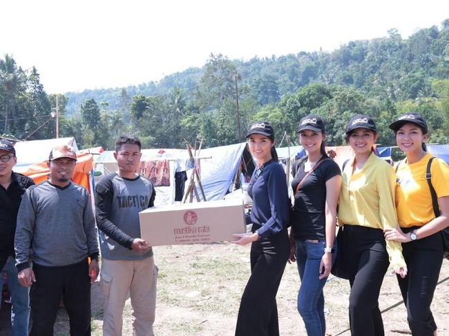 Tentunya mereka tidak datang dengan tangan hampa. Pada kesempatan tersebut, para pemenang Puteri Indonesia ini menyerahkan bantuan dari PT. Mustika Ratu Tbk dan Yayasan Puteri  Indonesia. (Foto: Dok. Yayasan Puteri Indonesia)