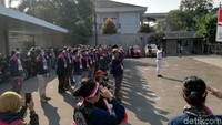 Acara ini dimulai pada pukul delapan pagi  dengan upacara bendera di lapangan parkir dealer Royal Enfield, Pejaten Barat, Jakarta Selatan.